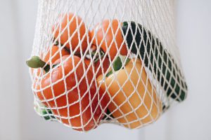 bolsa ecológica con verdura para saber qué es el consumo sostenible