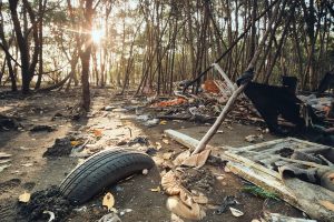 paisaje contaminado y descuidado por desigualdad ambiental