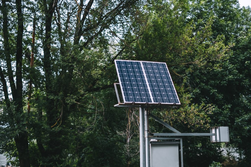 placa solar en instalaciones fotovoltaicas aisladas