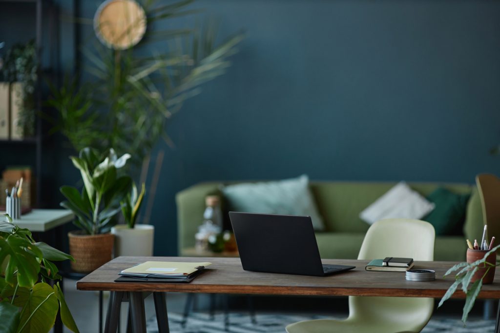 escritorio con plantas marketing verde