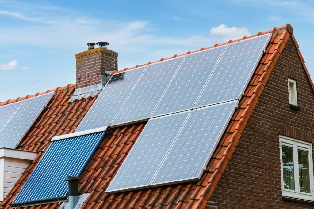 paneles solares en tejado contra efecto isla de calor urbana