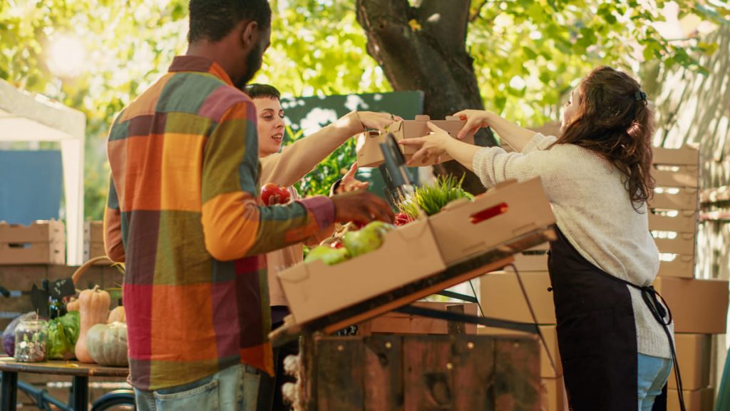 gente comprando en comercio local