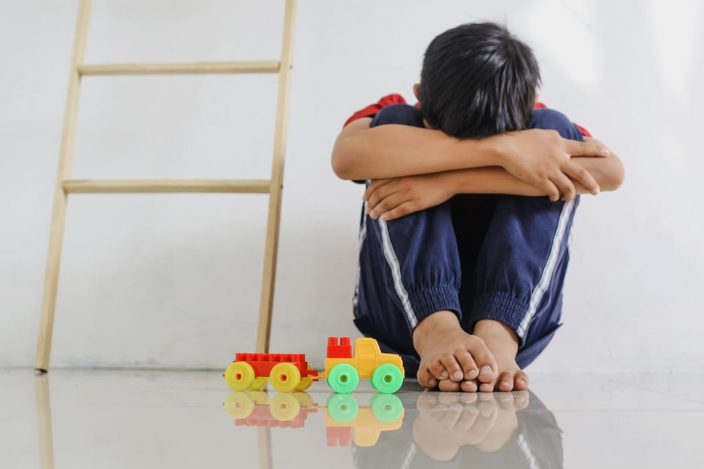 niño con hipersensibilidad auditiva contaminación acústica soluciones