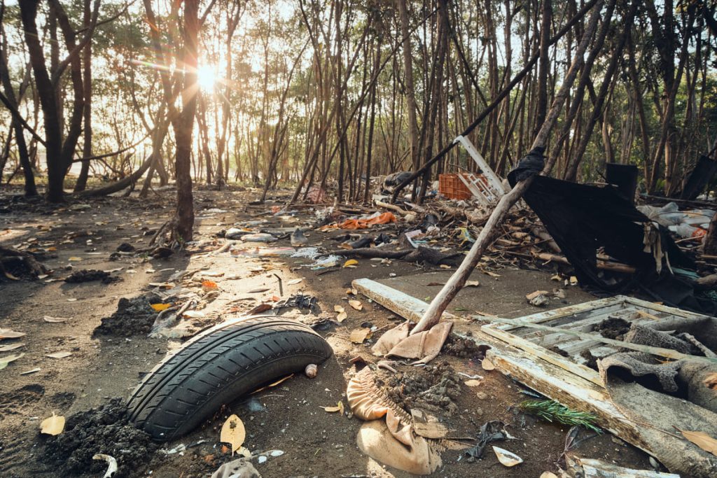 paisaje contaminado y descuidado por desigualdad ambiental