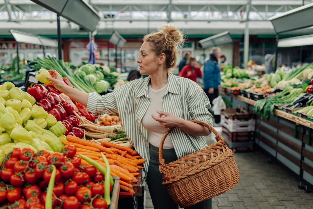 mujer comprando alimentación ecológica