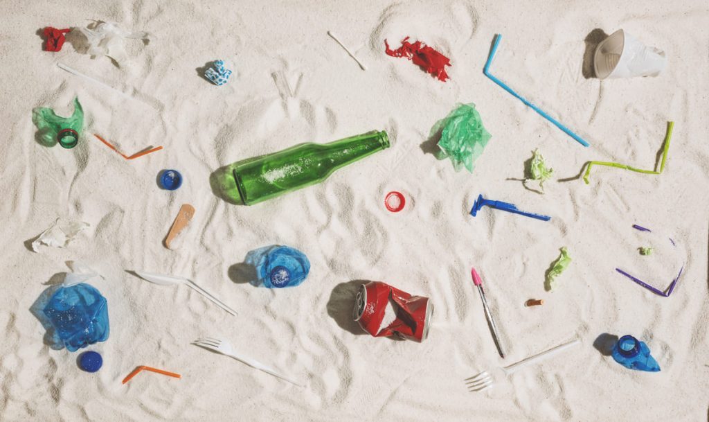 plástico en la arena de playa qué es el turismo sostenible