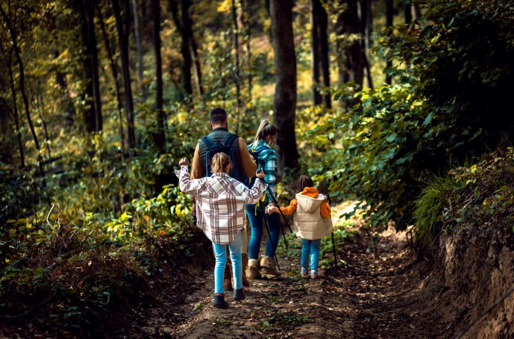 familia haciendo senderismo para sensibilización ambiental